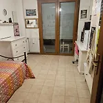 Stanza In Appartamento Privato Zona San Vitale