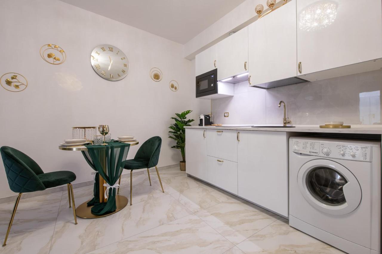 Fashion Gold With Jacuzzi & Car Garage