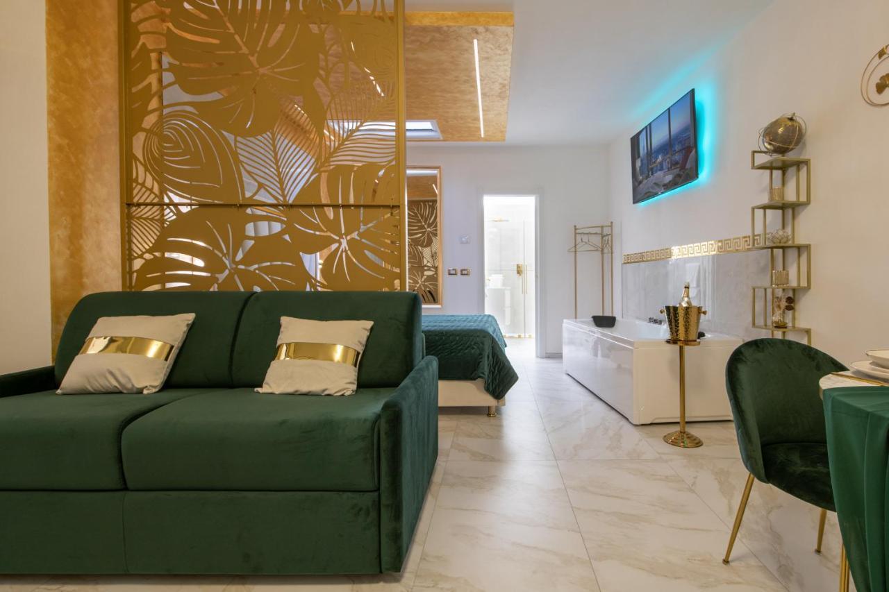 Fashion Gold With Jacuzzi & Car Garage *