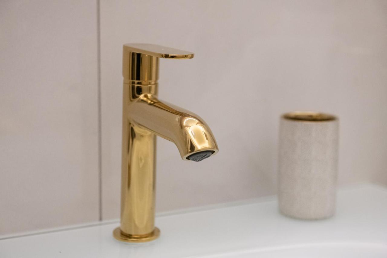 Fashion Gold With Jacuzzi & Car Garage *