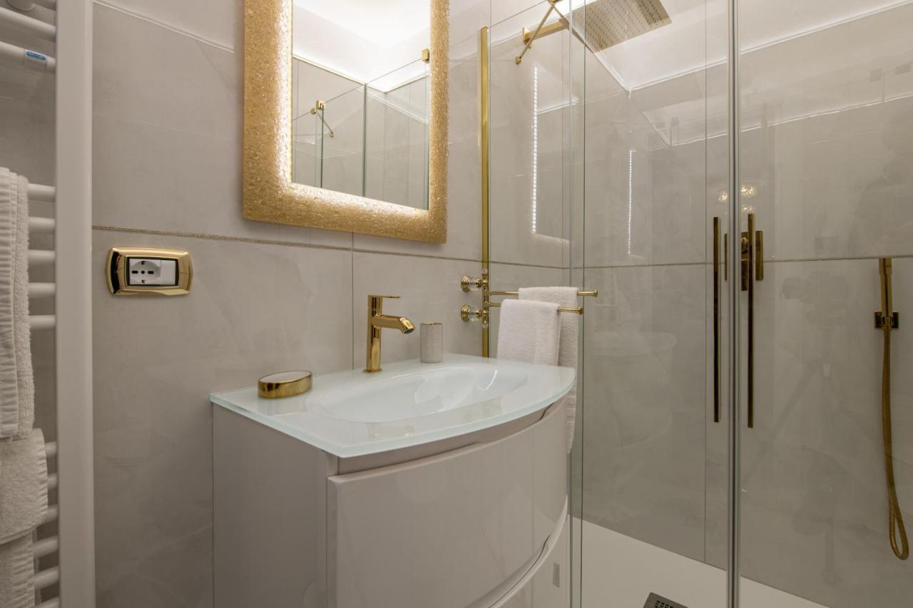 Fashion Gold With Jacuzzi & Car Garage