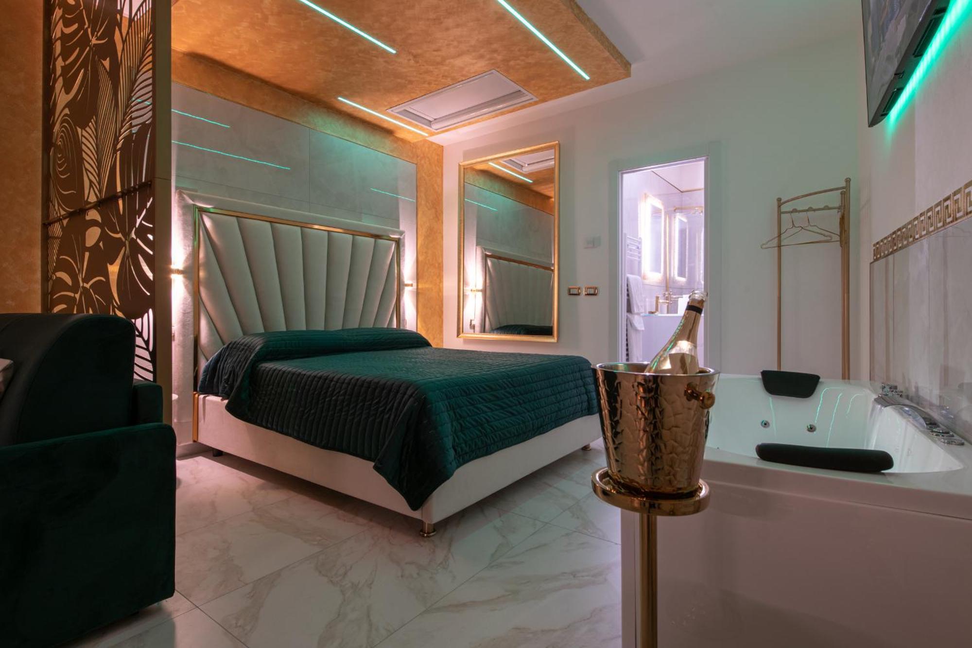 Fashion Gold With Jacuzzi & Car Garage *