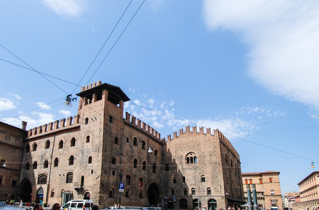 Ur-nest Piazza Maggiore *