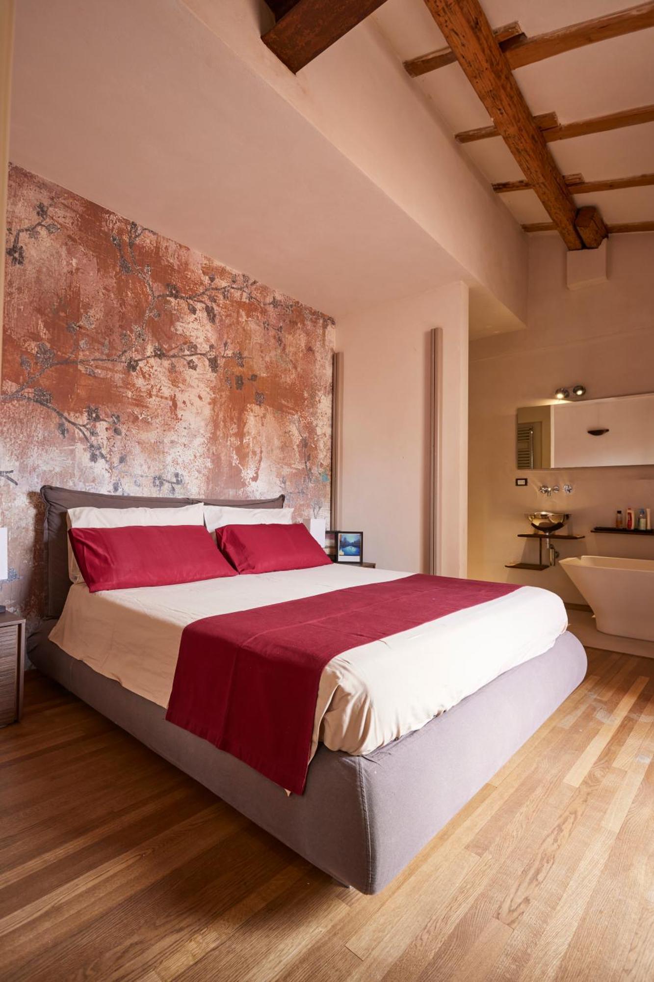 Bright And Peaceful In Historic Palazzo Apartment