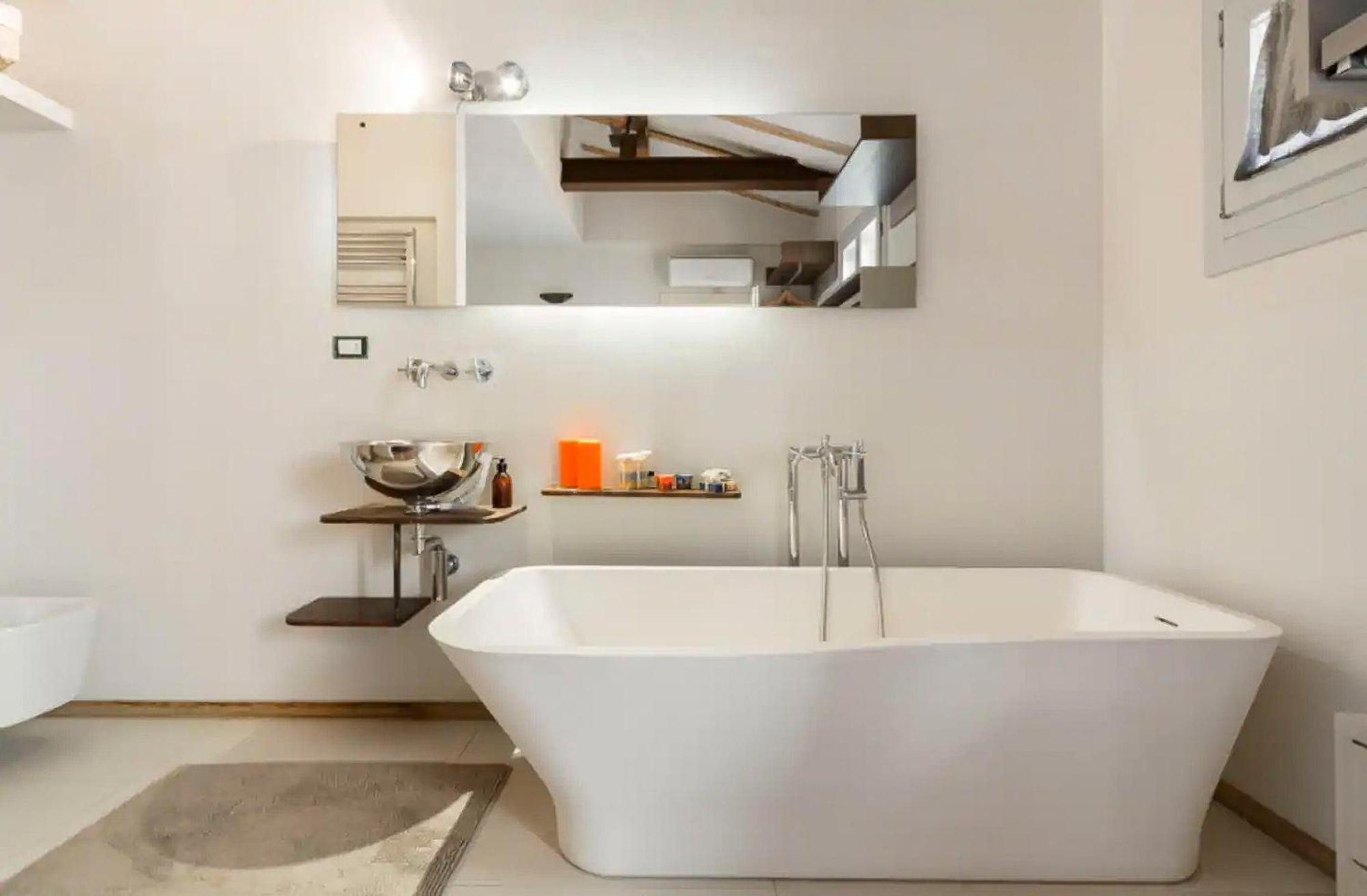 Bright And Peaceful In Historic Palazzo Apartment