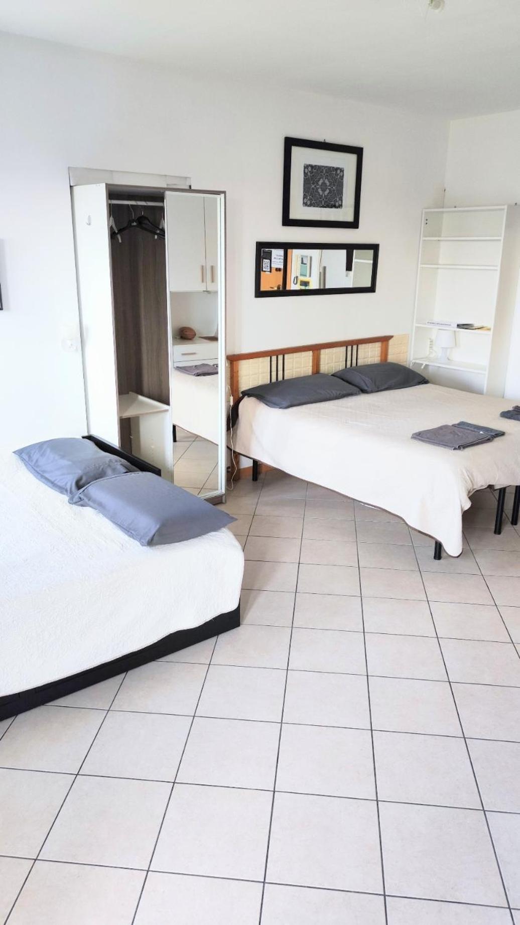 Kitchen+2 Double Beds Apartment *