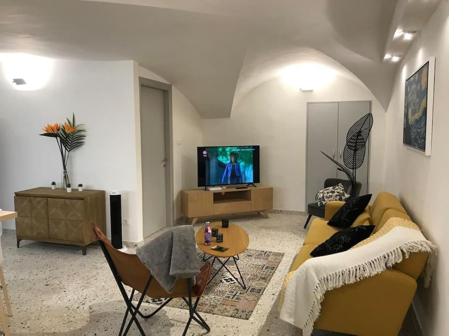Cozy And Quiet Near Two Towers, Appartement *