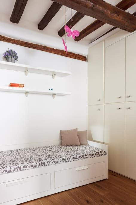 Retro In Centro Storico Apartment