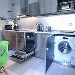 Central Apartment Close To Food And Shopping