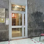 Central Apartment Close To Food And Shopping