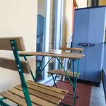 Central Apartment Close To Food And Shopping