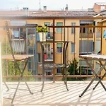 Modern Centraal Gelegen Appartement In Bologna.