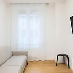 Just Urban Stays - Beautiful Apartment In The City Center