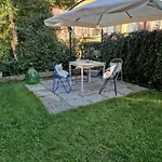 Minimal Chic House Parking & Garden