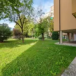 Le Cinque Rose Airport Apartment