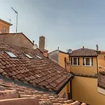 Pretty Oberdan - The Place Apartments