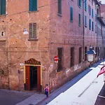 Juli\'S Guest House
