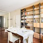 L\'Arco E La Curva:Come A Casa Nel Cuore Di Bologna