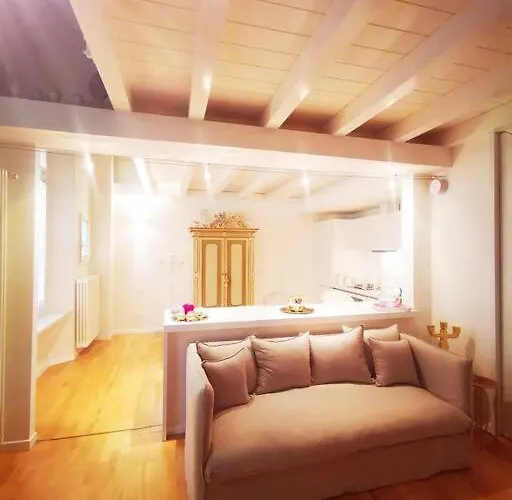 Gombruti14 Boutique Home