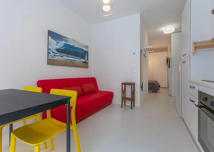 Academy Of Fine Arts -Modern Apt. With Balcony!