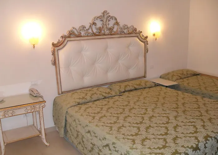 Residenza Due Torri check in presso HOTEL CENTRALE Vicolo Cattani 7
