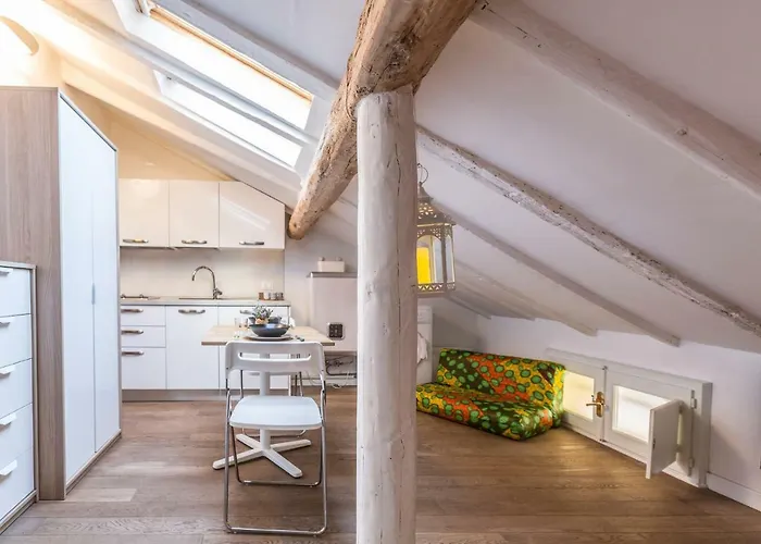 Pretty Oberdan - The Place Apartments