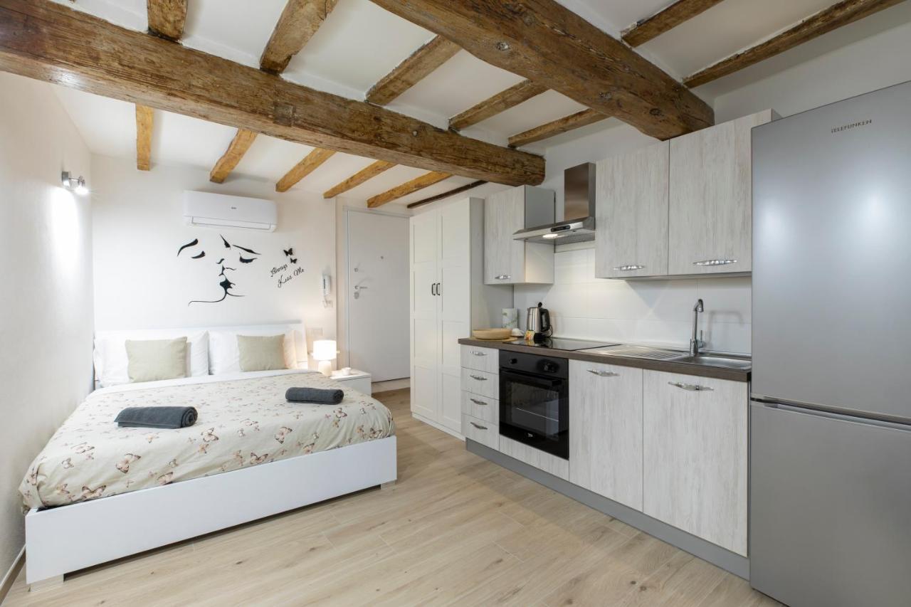 Luxury In The Center I Private Patio & Kitchen Apartment