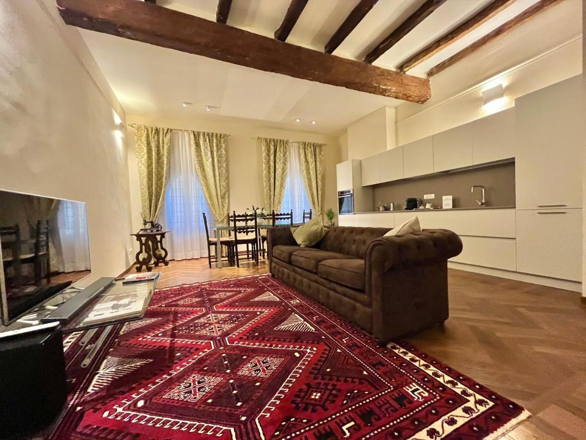 Lovely 2 Bedroom Nearby Piazza Maggiore Apartment