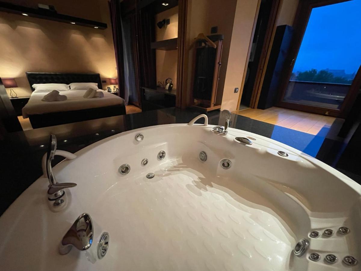 Attico Con Vista Spettacolare E Jacuzzi Apartamento Bolonha