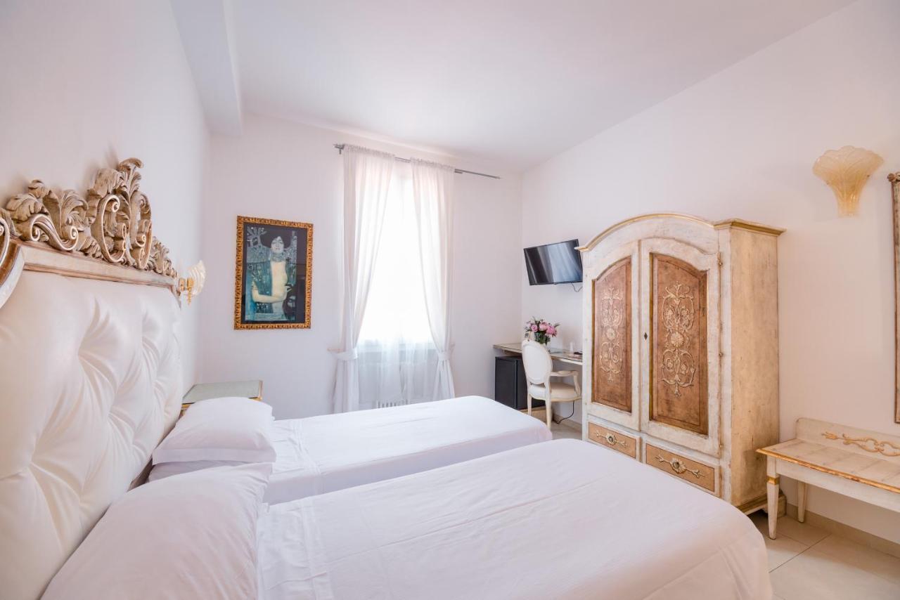 Residenza Due Torri Check In Presso Vicolo Cattani 7 Affittacamere 3*