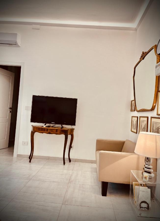 Whitehouse Apartment