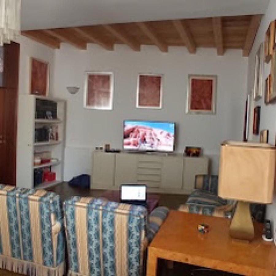 23 Guest house *