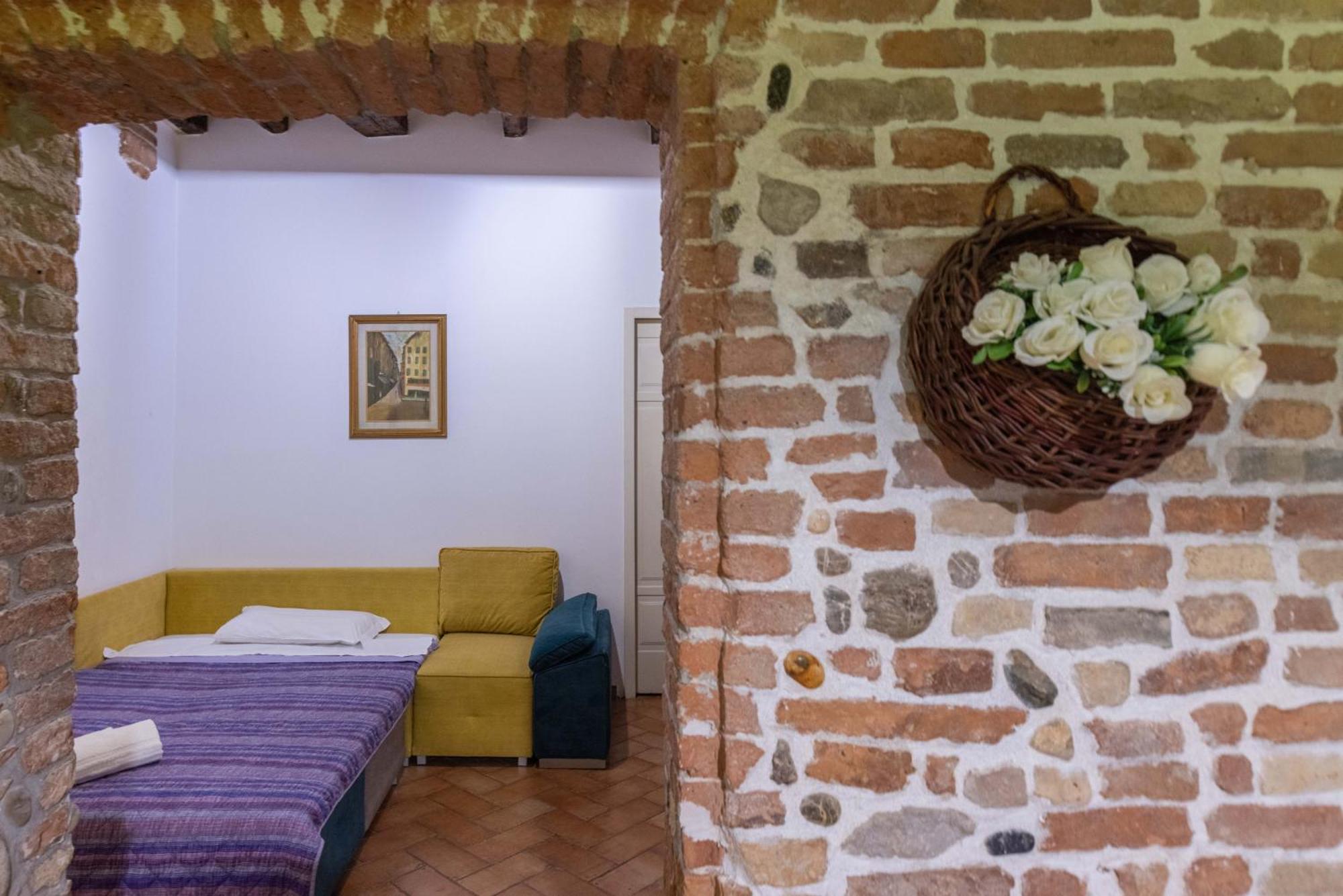 De'gombruti, By Short Holidays * Bologna