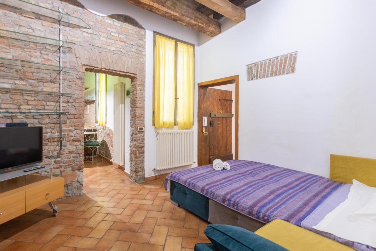 De'gombruti, By Short Holidays * Bologna