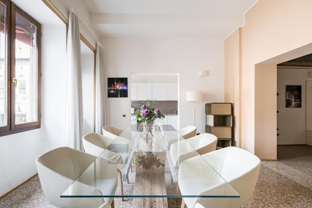 Urbanicooh Garisenda - Piazza Maggiore View Apartment *