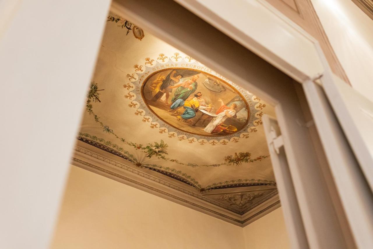 Private Parking Centro Storico: L'affresco Appartamento Bologna