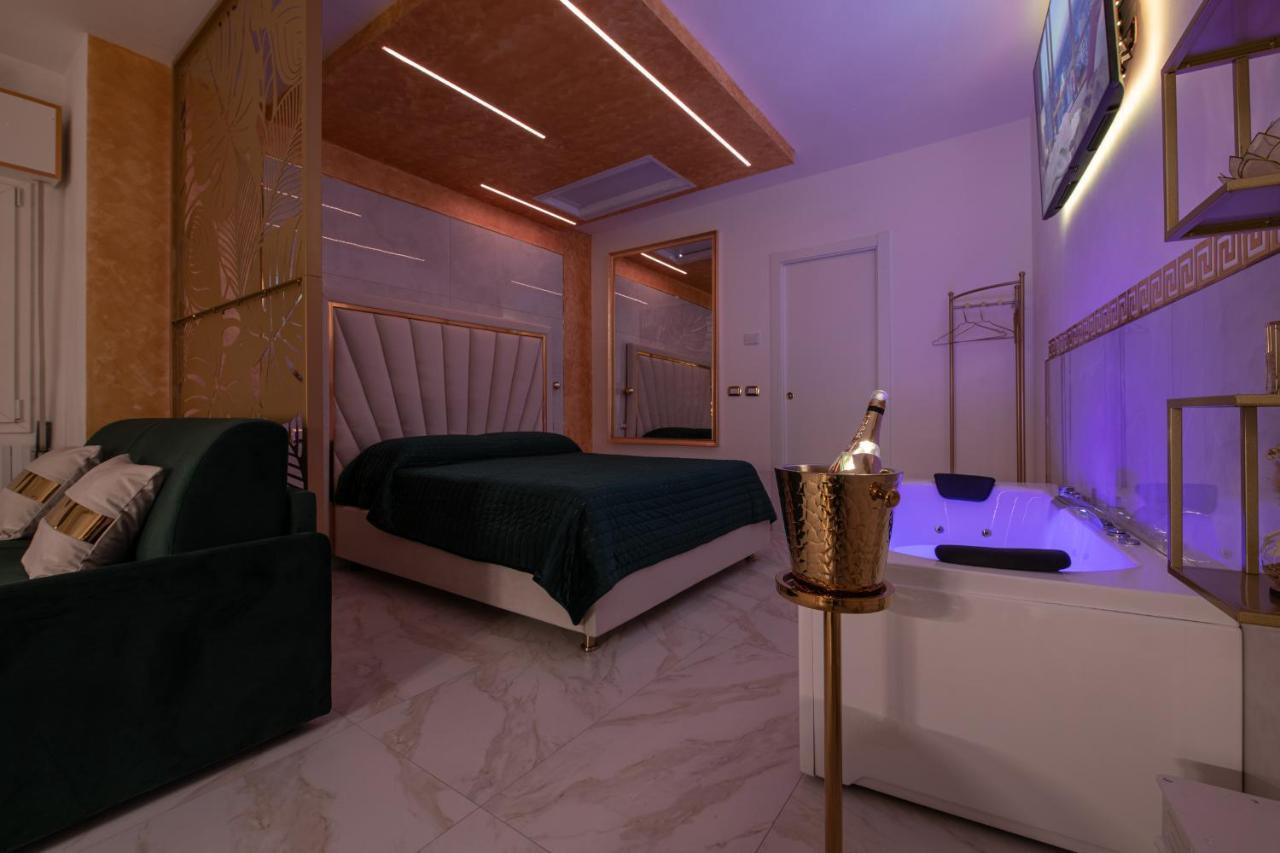 Fashion Gold With Jacuzzi & Car Garage Apartment *
