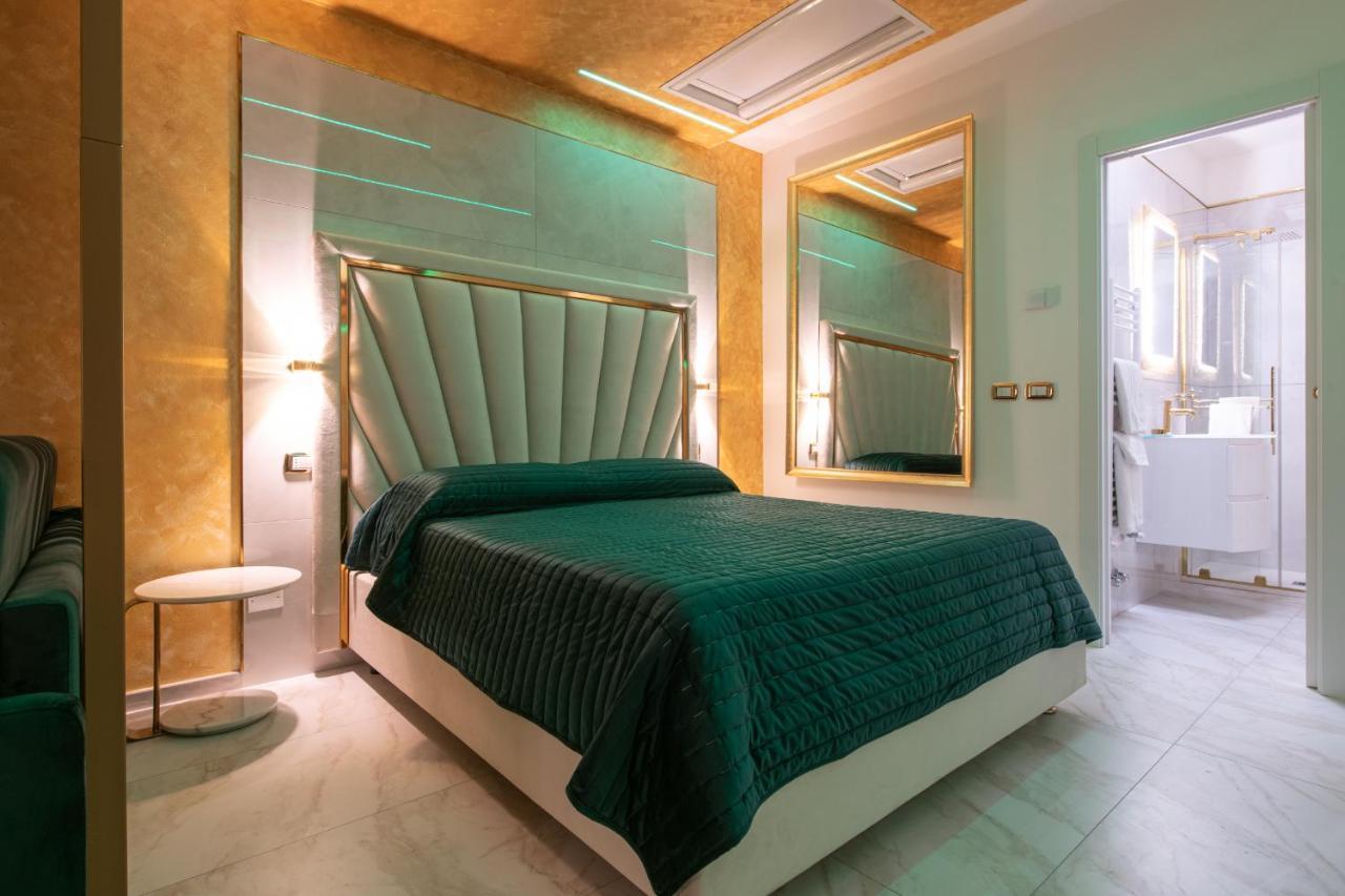 Fashion Gold With Jacuzzi & Car Garage Apartment