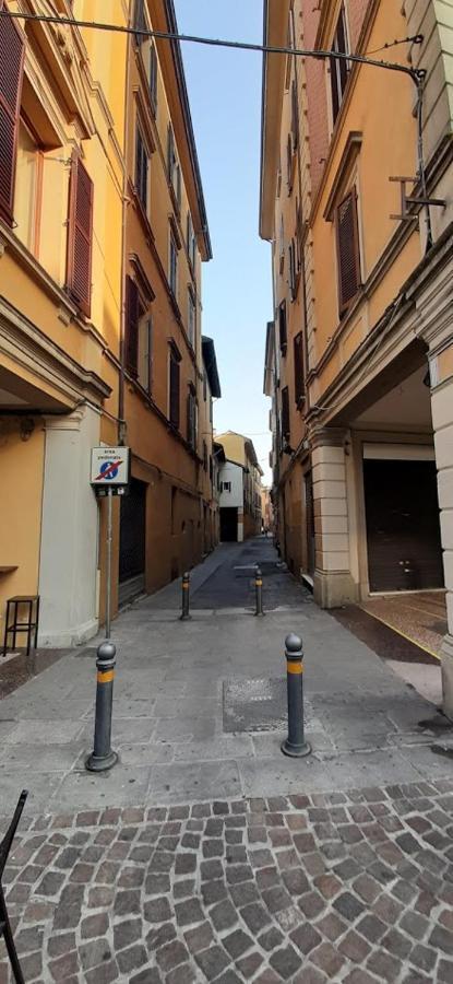 7 Quadri - Piazza Aldrovandi- *
