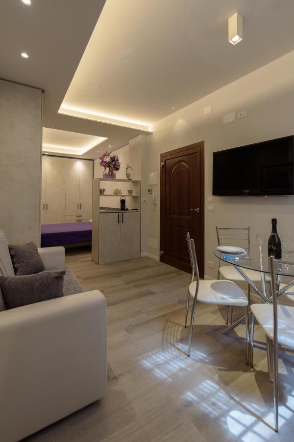 7 Quadri - Piazza Aldrovandi- * Bologna