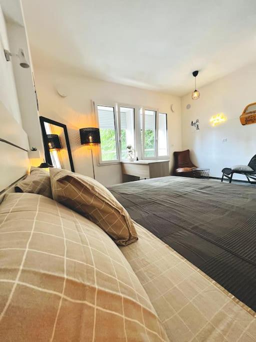 Stylish Studio Metro 40 Apartment