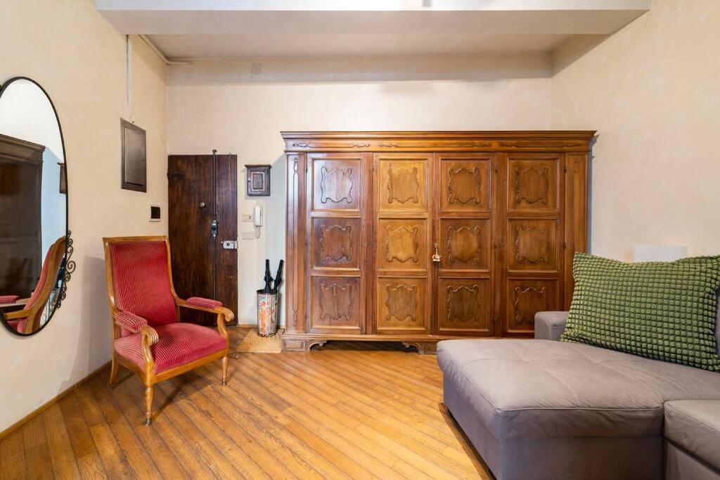 Elegante E La Foglia D'oro * Bologna