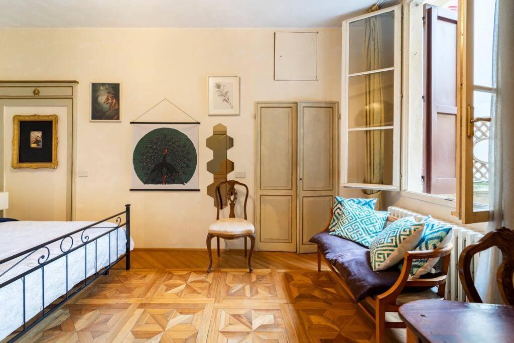 Elegante E La Foglia D'oro Bologna