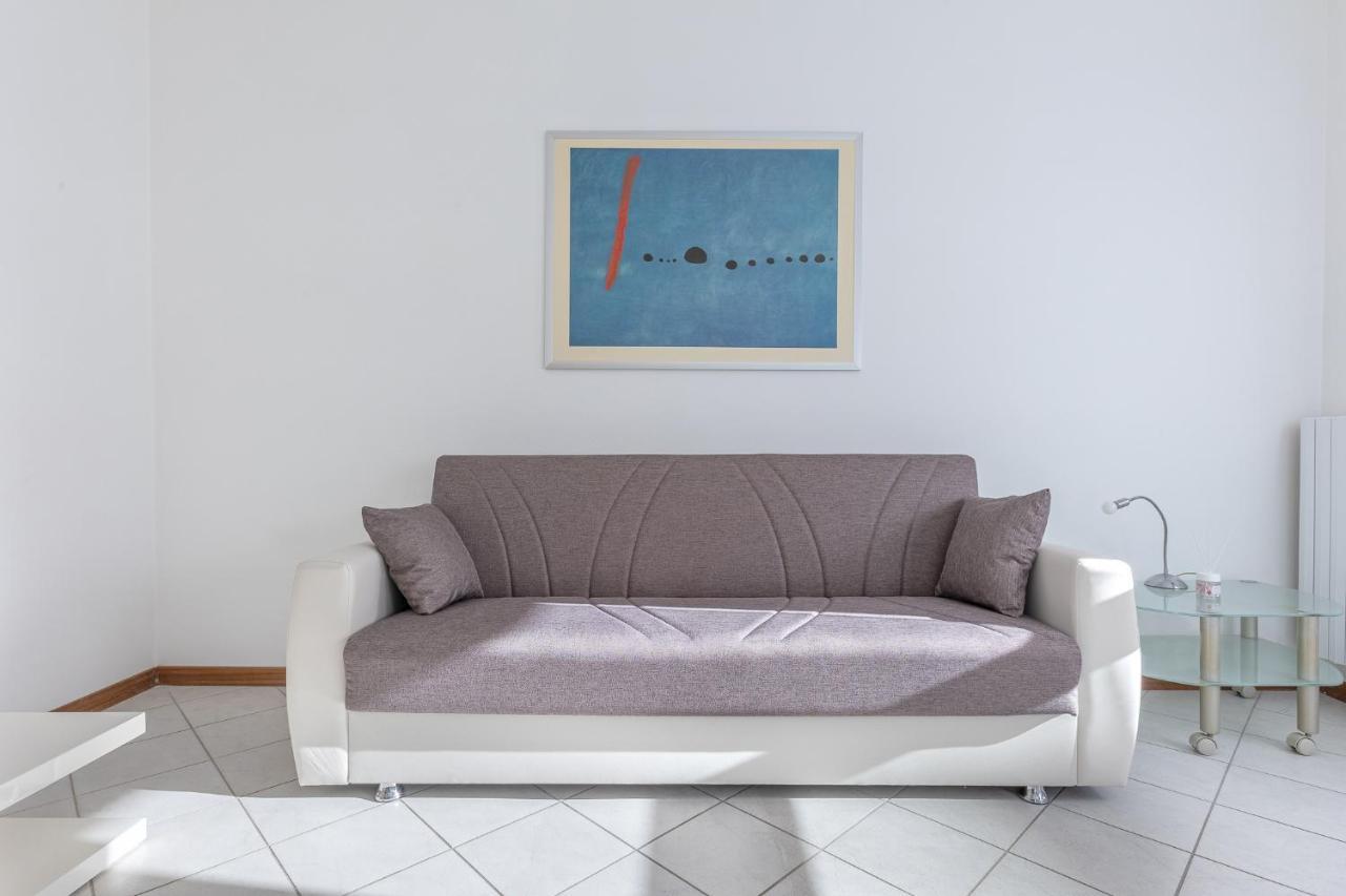 Bright & Airy Near Zanolini Station Apartment Bologna