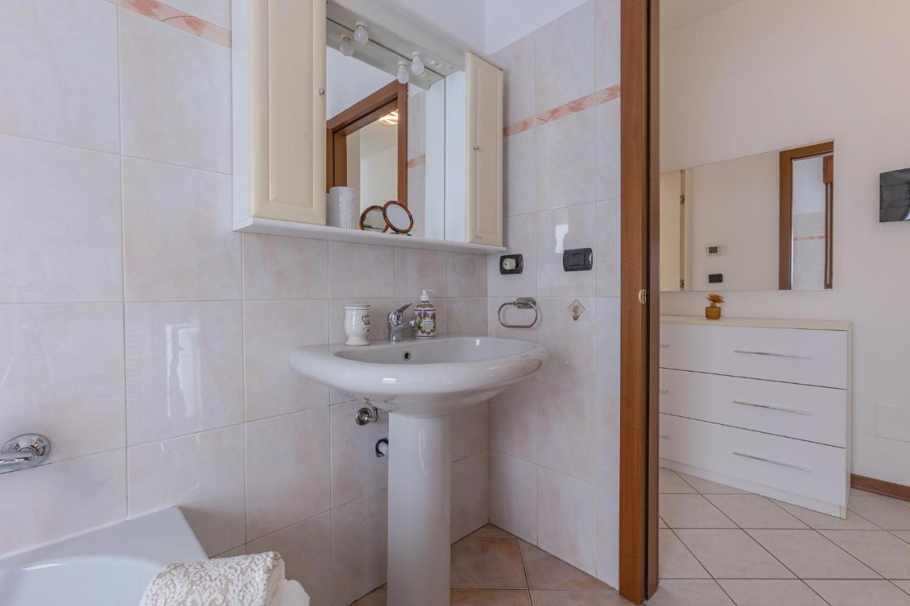 Apartment Bright & Airy Near Zanolini Station *