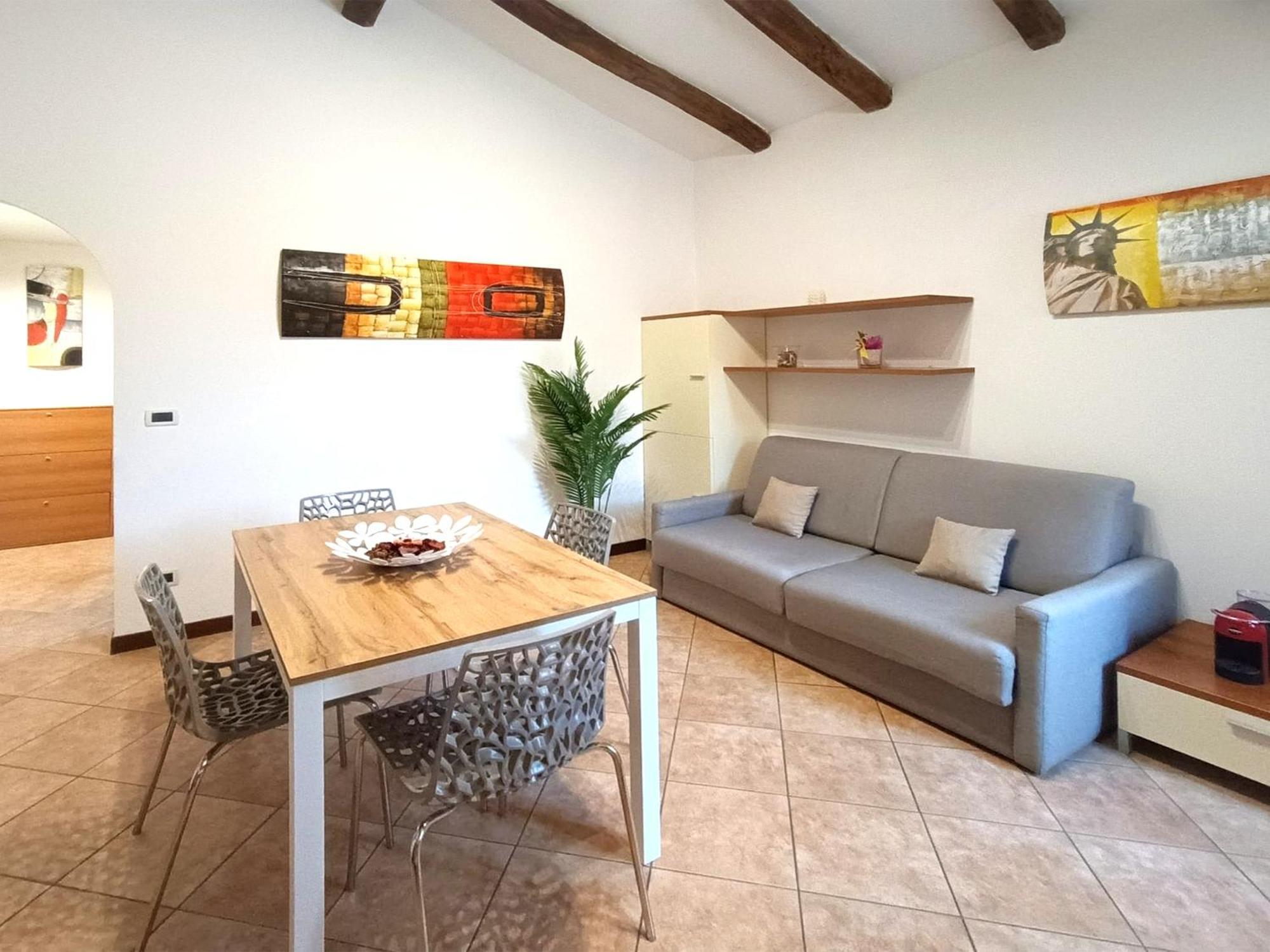 Int 4 - Edoardo Apartment *