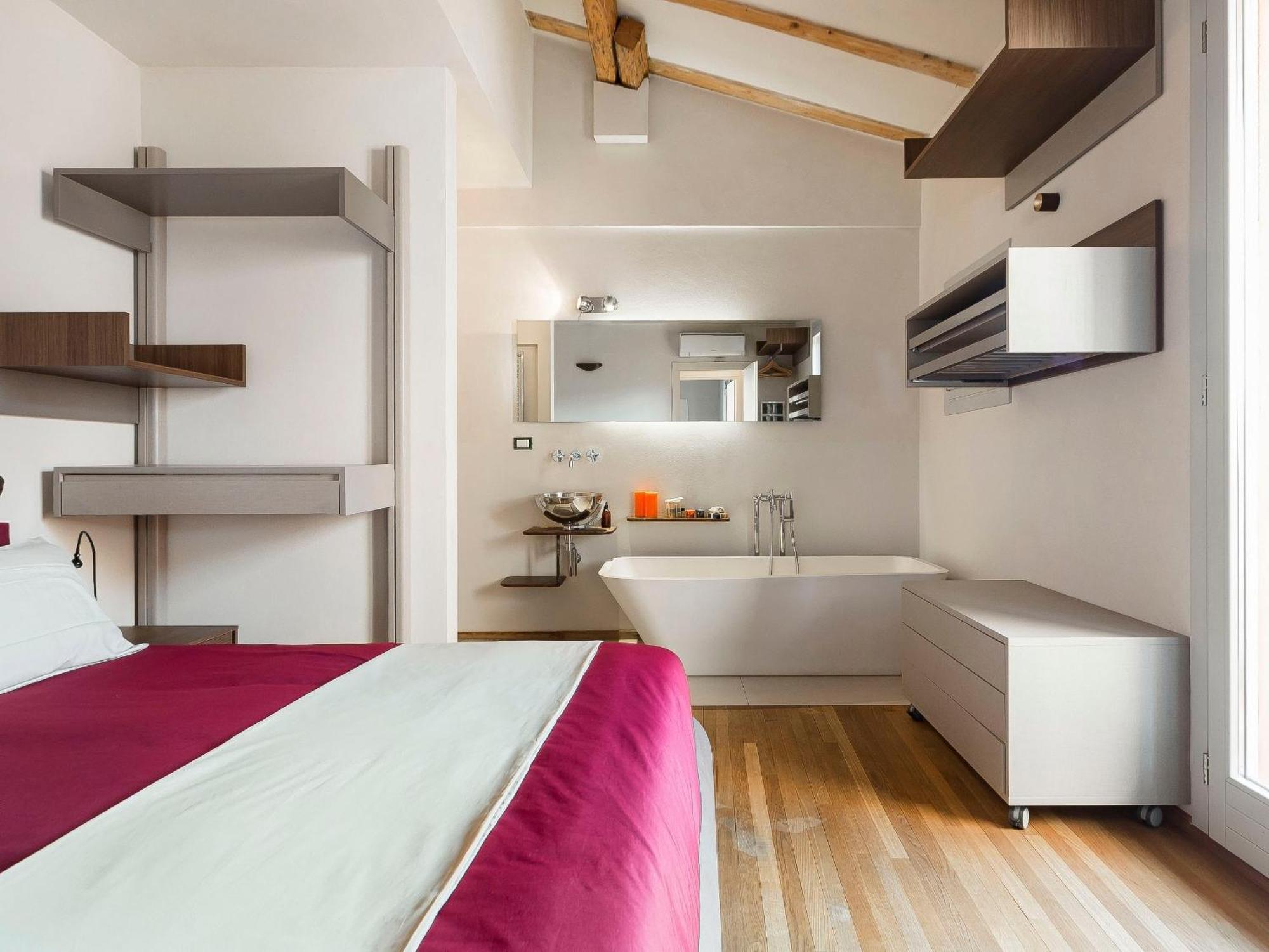 Bright And Peaceful In Historic Palazzo Bologna