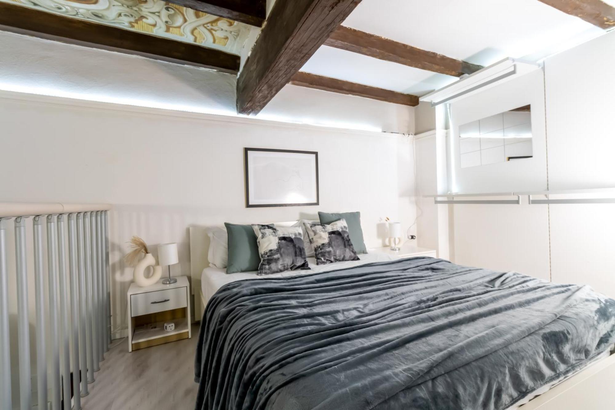 Charming Frescoed Loft Apartamento