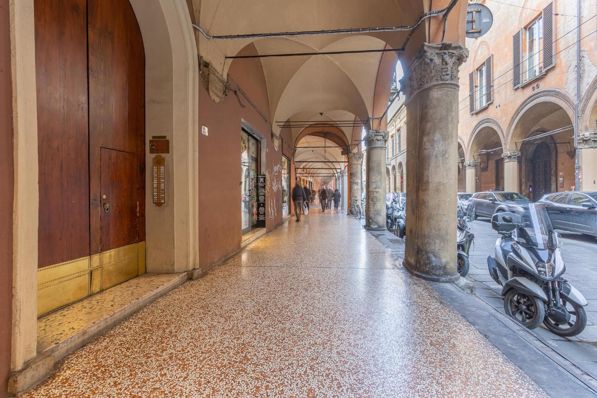 Apartment Heart Of Bologna: Center Living