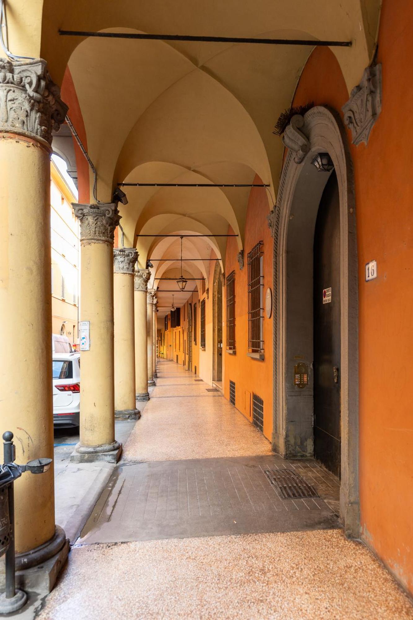 Appartamento Con Terrazza Tra I Tetti Del Centro Bologna